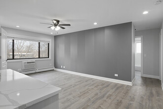 6826 N Ridge Blvd in Chicago, IL - Foto de edificio - Building Photo