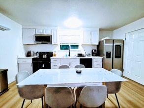 1200 W Edmundson Ave in Morgan Hill, CA - Foto de edificio - Building Photo