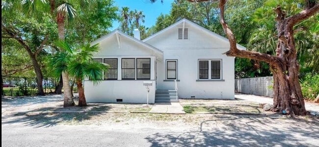 property at 1513 Palmetto Ln