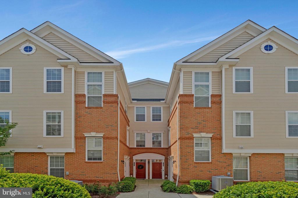 23286 Southdown Manor Terrace in Ashburn, VA - Building Photo