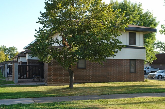 719-729 Cumming Ave in Superior, WI - Foto de edificio - Building Photo