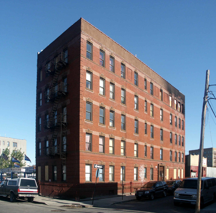 443 Cyrus Pl in Bronx, NY - Building Photo