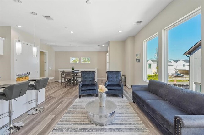 property at 2504 W Tidwell Rd