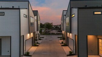 225 Noras Ln in Houston, TX - Building Photo