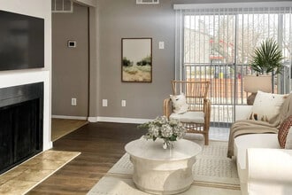 Suncrest Apartments in El Paso, TX - Foto de edificio - Building Photo