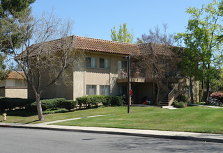 Los Arboles Apartments in Thousand Oaks, CA - Building Photo - Building Photo