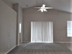 8003 Moccasin Trail Dr in Riverview, FL - Foto de edificio - Building Photo