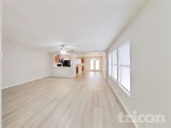 8011 Talkenhorn in Converse, TX - Foto de edificio - Building Photo