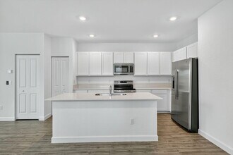 301 SE Crossoak Ln in Port St. Lucie, FL - Building Photo - Building Photo