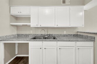 7245 Hillcroft St in Houston, TX - Building Photo - Building Photo