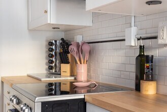 2015 NW Flanders St in Portland, OR - Building Photo - Building Photo