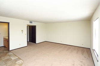 Williamsburg Colony in Bettendorf, IA - Building Photo - Interior Photo