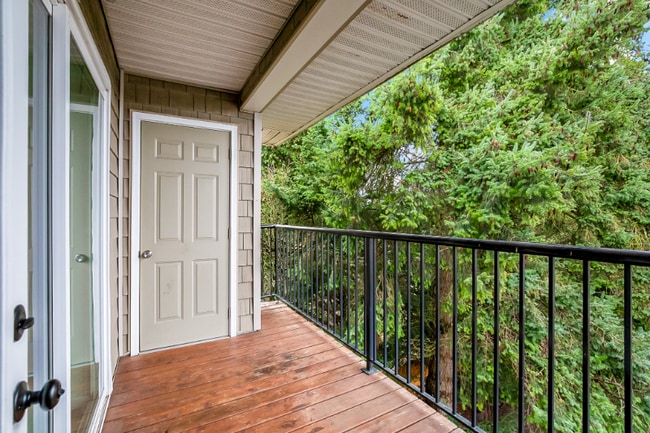 12040 Bridgeport Way SW in Lakewood, WA - Building Photo - Building Photo