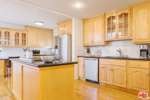 110 N Barrington Ave in Los Angeles, CA - Building Photo