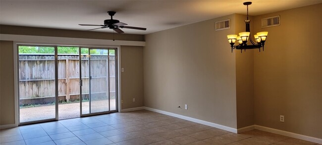 9031 Rue Cambon St in Houston, TX - Foto de edificio - Building Photo