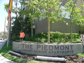 The Piedmont Senior Apartments in North Hollywood, CA - Foto de edificio - Building Photo