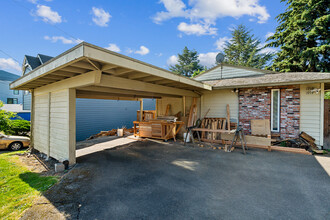 1912 SE Tacoma St in Portland, OR - Building Photo - Building Photo