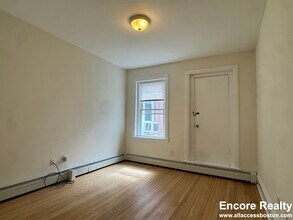 1539 Beacon St, Unit 18 in Brookline, MA - Building Photo - Building Photo