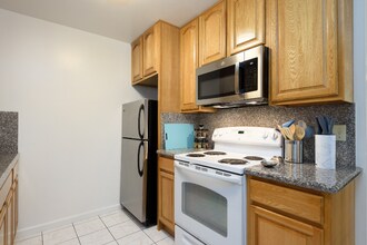 3561 Farm Hill Blvd in Redwood City, CA - Building Photo - Building Photo