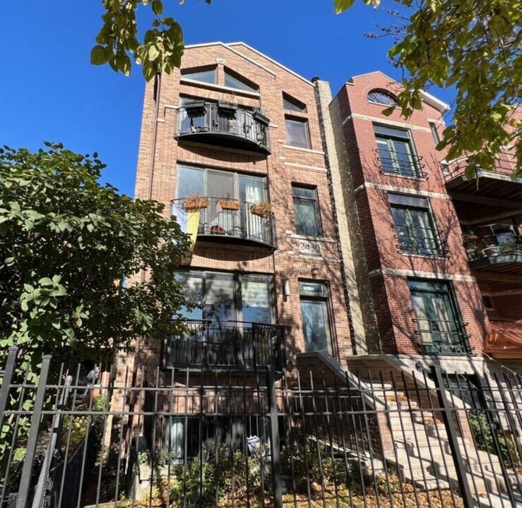 2430 W Iowa St in Chicago, IL - Foto de edificio