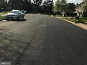 13711 Springhaven Dr in Chantilly, VA - Foto de edificio - Building Photo