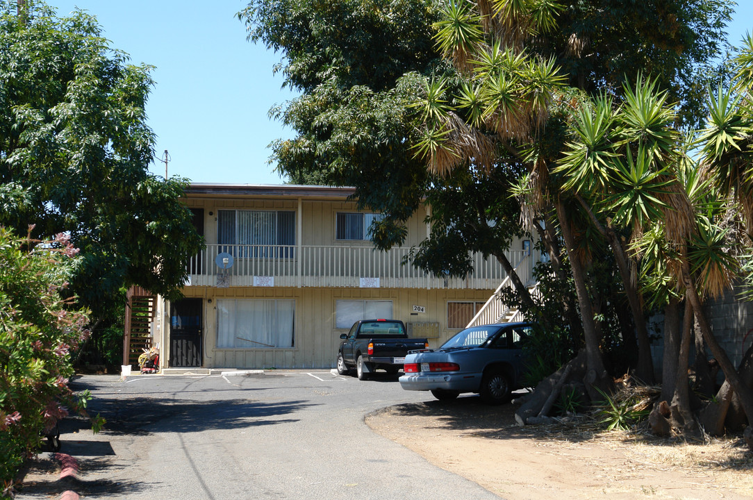 California Avenue Apartments in Vista, CA - Building Photo