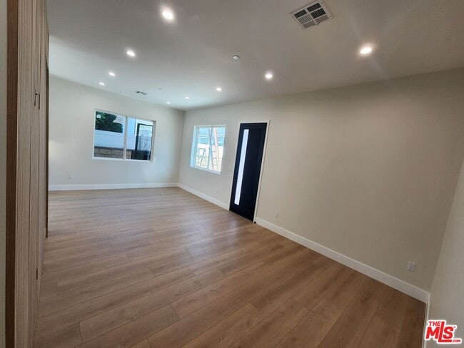 13540 Hamlin St in Los Angeles, CA - Building Photo - Building Photo