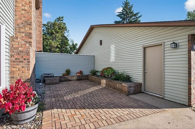 4682 Lenore Ln in Eagan, MN - Building Photo - Building Photo