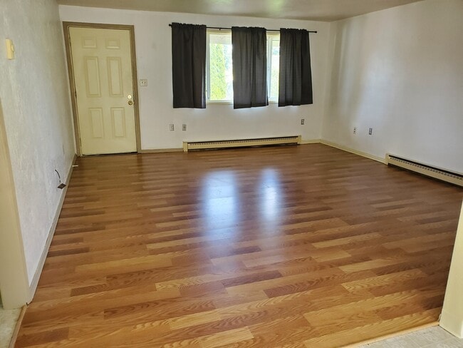 677 SW Levens St, Unit # 3 in Dallas, OR - Foto de edificio - Building Photo