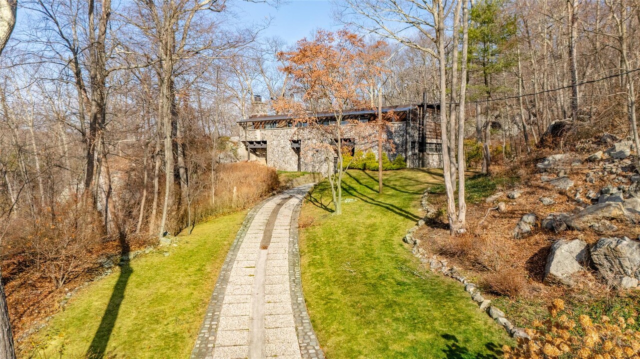 53 Woodlands Dr in Tuxedo Park, NY - Building Photo