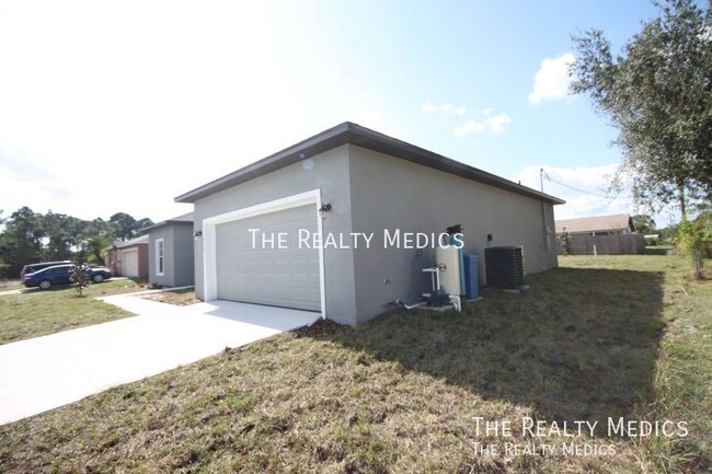 2122 Sans Souci Ave SE in Palm Bay, FL - Foto de edificio - Building Photo