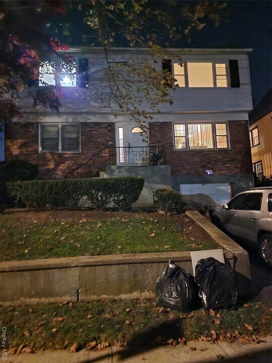 166 Hillcrest Rd in Mount Vernon, NY - Building Photo