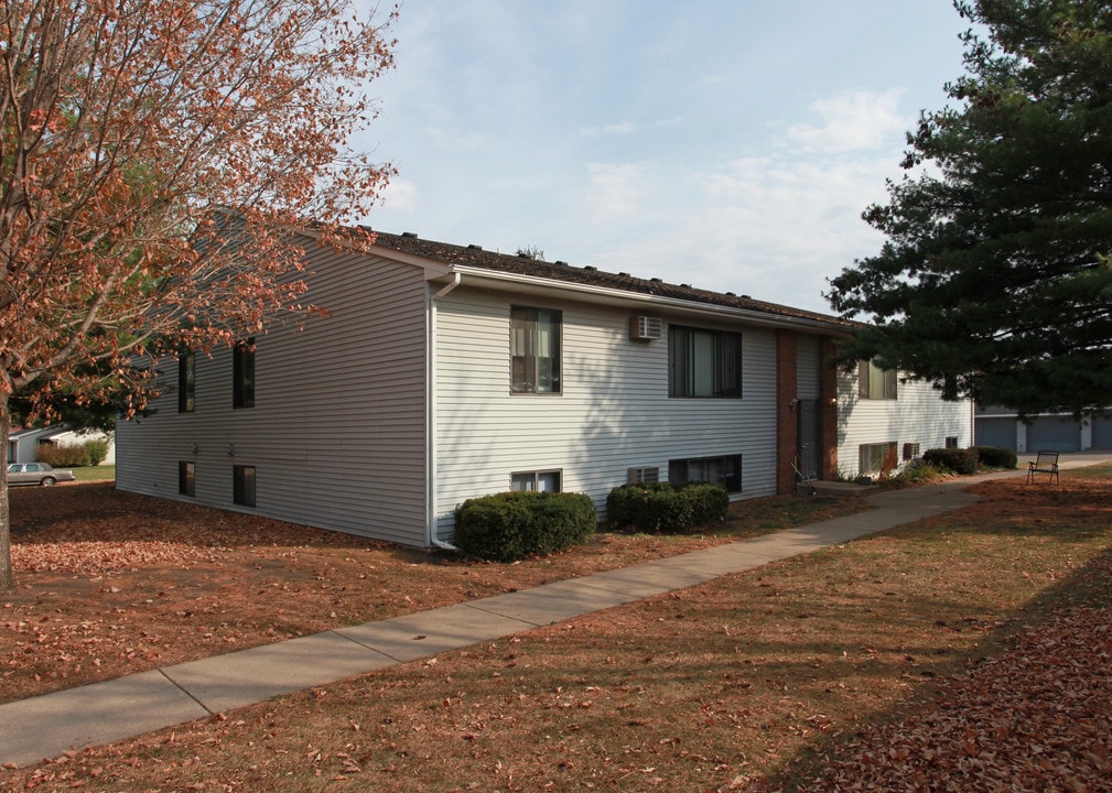 753 Helen St in Prescott, WI - Foto de edificio