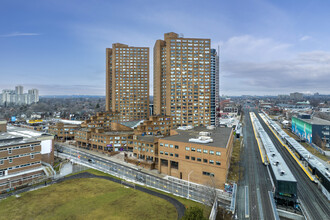 The Crossways in Toronto, ON - Building Photo - Building Photo