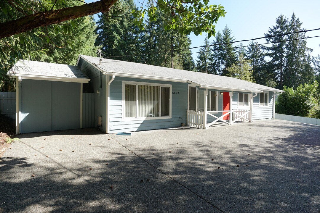 6508 185th Ave E in Bonney Lake, WA - Foto de edificio
