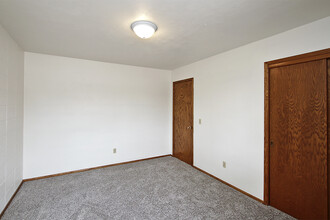 105 2nd ave sw, Unit 4 in Hutchinson, MN - Foto de edificio - Building Photo