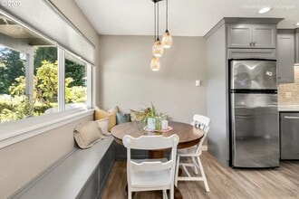 3649 SW 52nd Pl, Unit Apt #A in Portland, OR - Foto de edificio - Building Photo