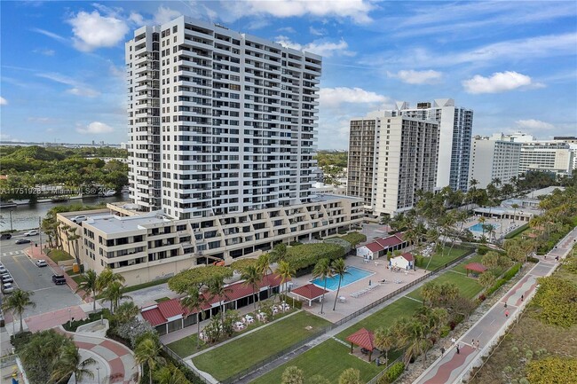 2555 Collins Ave, Unit # 2404 in Miami Beach, FL - Building Photo - Building Photo