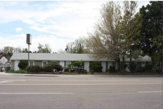 3503 W Chinden Blvd in Garden City, ID - Building Photo - Building Photo