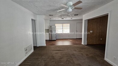 9106 Altamont Ave W in Jacksonville, FL - Building Photo - Building Photo