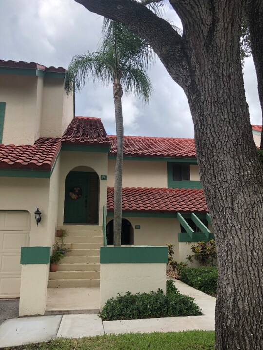 7 Lexington Ln E in Palm Beach Gardens, FL - Building Photo