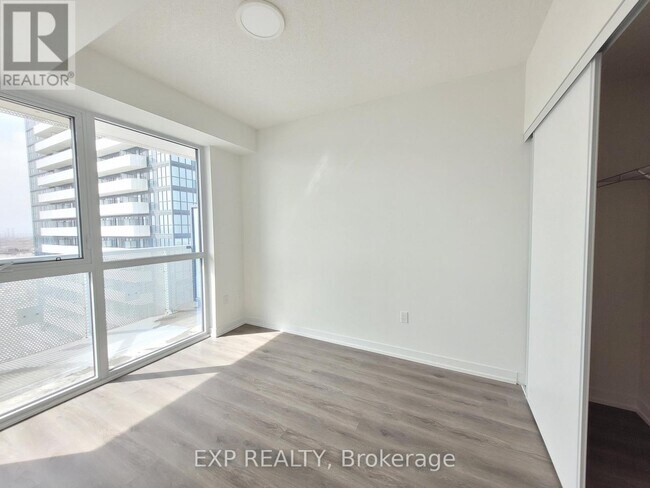225 Commerce St in Vaughan, ON - Building Photo - Building Photo