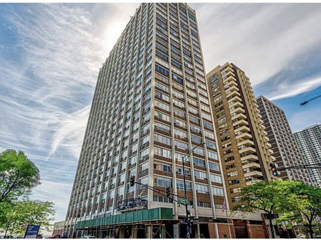 6171 N Sheridan Rd, Unit 2706 in Chicago, IL - Foto de edificio - Building Photo