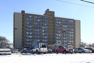 John F. Kennedy Plaza in Lorain, OH - Foto de edificio - Building Photo