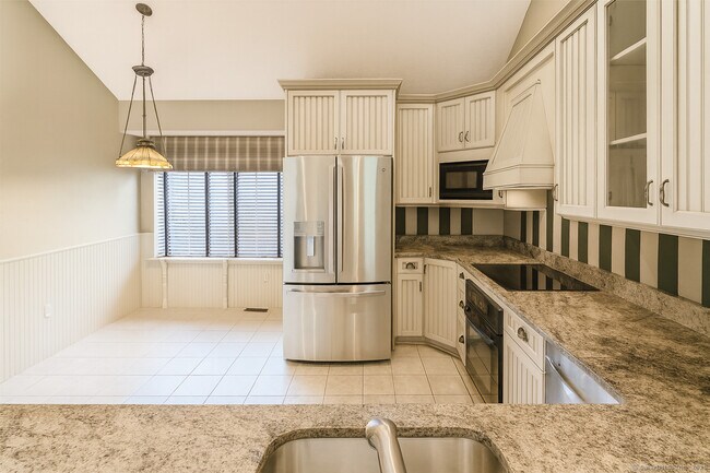 28 Edgewood Ct in Simsbury, CT - Foto de edificio - Building Photo