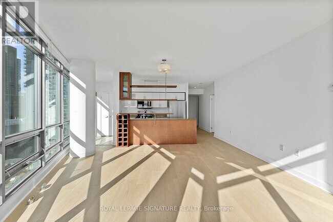 5 Mariner Terrace in Toronto, ON - Building Photo - Building Photo