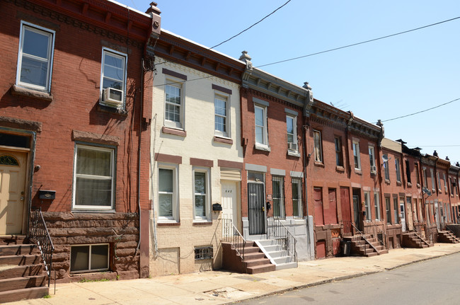 647 E Clearfield St in Philadelphia, PA - Foto de edificio - Building Photo