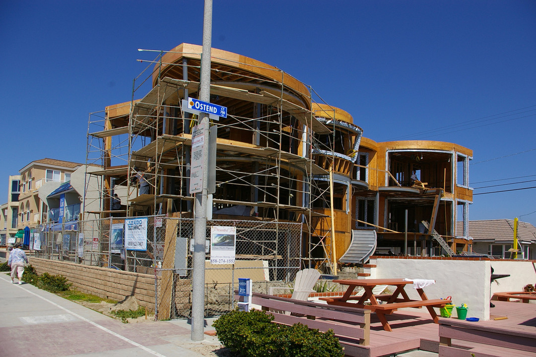 3671-3675 Ocean Front Walk in San Diego, CA - Building Photo