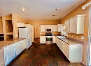 2455 Silver Sunrise Ln in Henderson, NV - Building Photo - Building Photo