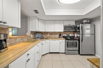 9395 Pennsylvania Ave in Bonita Springs, FL - Foto de edificio - Building Photo